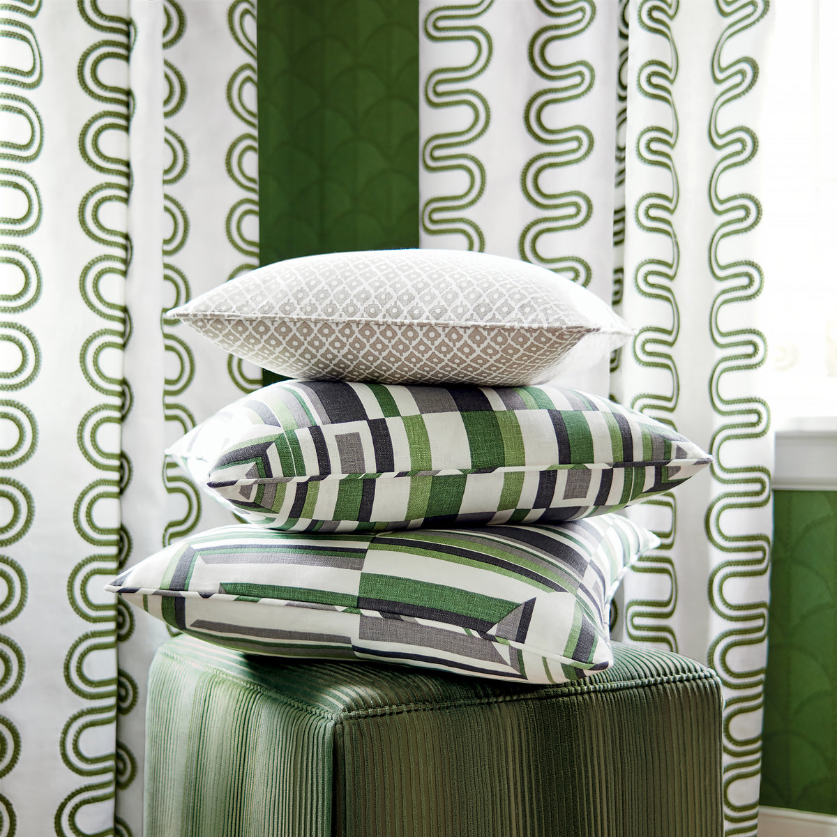 Anna French Seton Scallop wallpaper - Savoy collection room setting